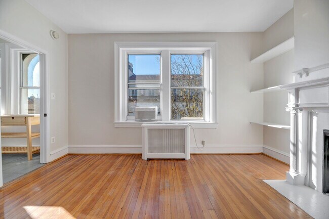 Building Photo - 1519 Park Rd NW