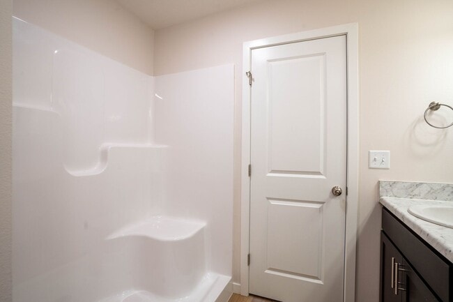 Building Photo - Beautiful newer 3 bed home with 3 car garage