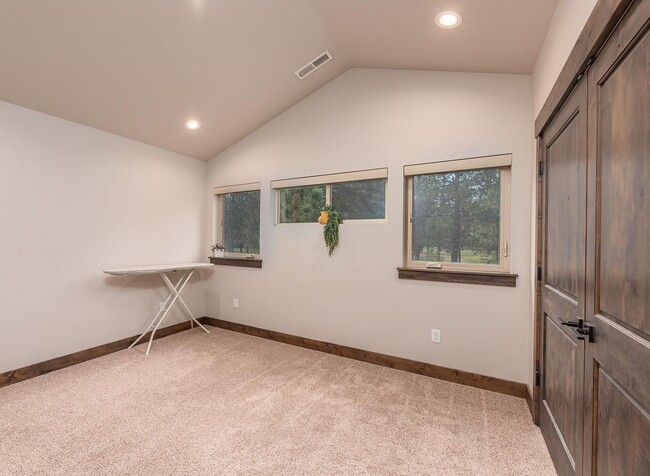 Building Photo - 923 E Desperado Trail