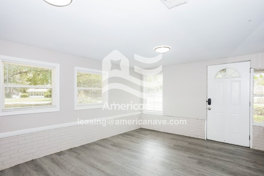 Building Photo - 618 Yates St NE