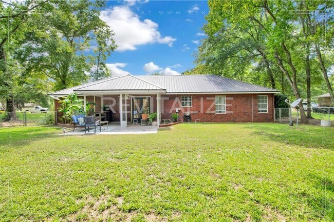 Building Photo - Beautifully Updated 3/2 Brick Home in Foley with New Appliances!