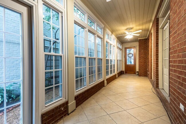 Building Photo - 1060 Island Dr