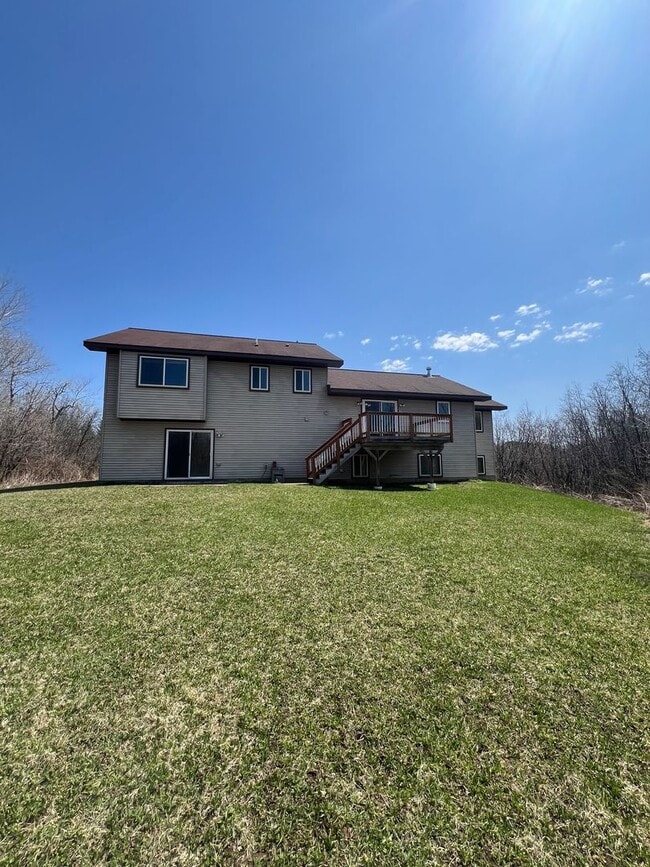Building Photo - AVAILABLE NOW - 4 Bed, 3.5 Bath Home in He...