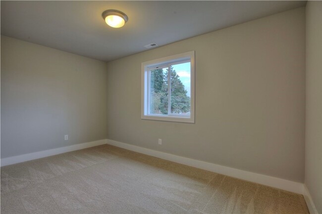 Building Photo - All inclusive master suite with private ba...