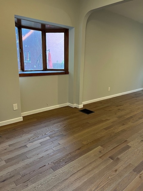 Living room - 75 College St