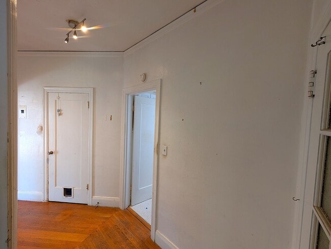 Building Photo - Spacious one-bedroom apartment with Harwoo...