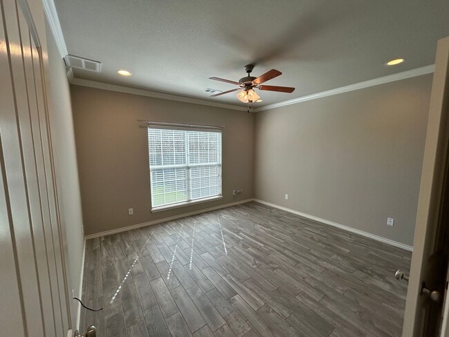 Building Photo - 3 bed/3 bath in South College Station Avai...
