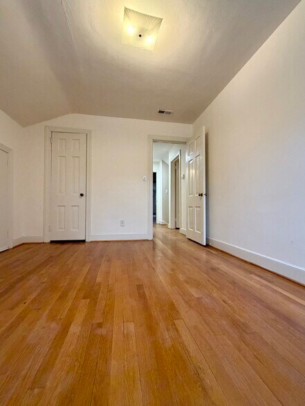 Building Photo - 134 Hull St