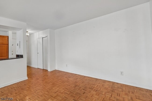 Building Photo - 135 S Maple Ave