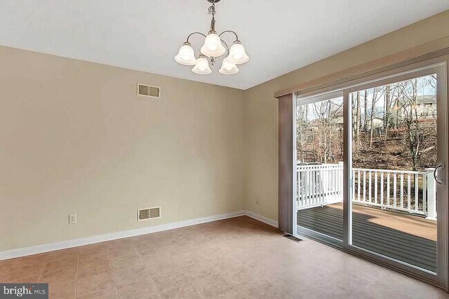 Building Photo - 180 Breezewood Dr