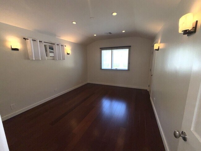 Building Photo - Front Burbank Hillside 3brm, 3bath Residence.  Exclusive use of back area and garage.