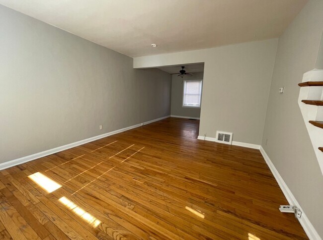 Building Photo - Stunning 2 Bedroom Townhome