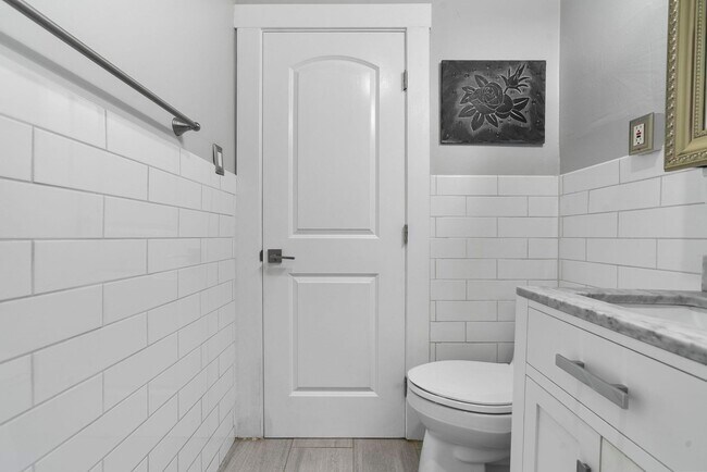 Building Photo - 1925 Leavenworth St