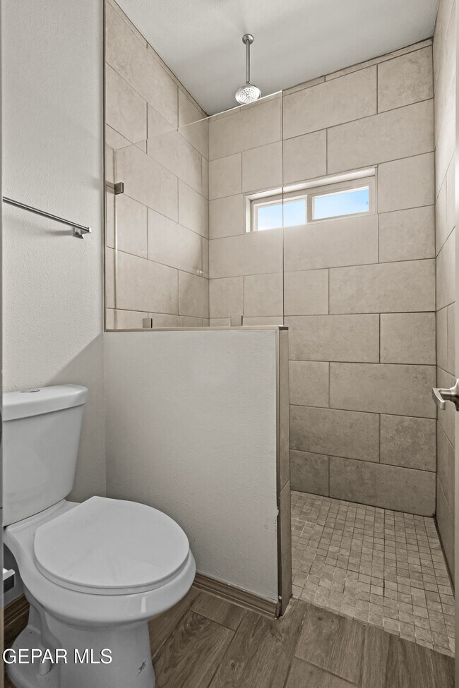 Building Photo - 12049 Hidden Gdns