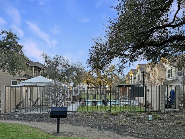 Building Photo - 13800 Lyndhurst St