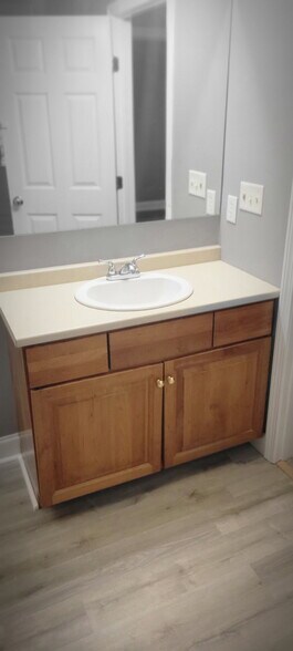 2nd floor bathroom - 54 Clarendon St