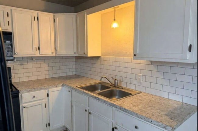 Building Photo - 435 S Beech St