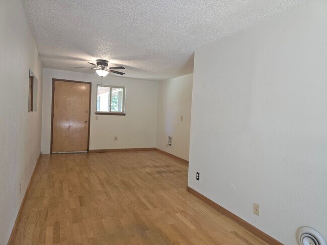 Building Photo - Spacious North Tacoma Rambler