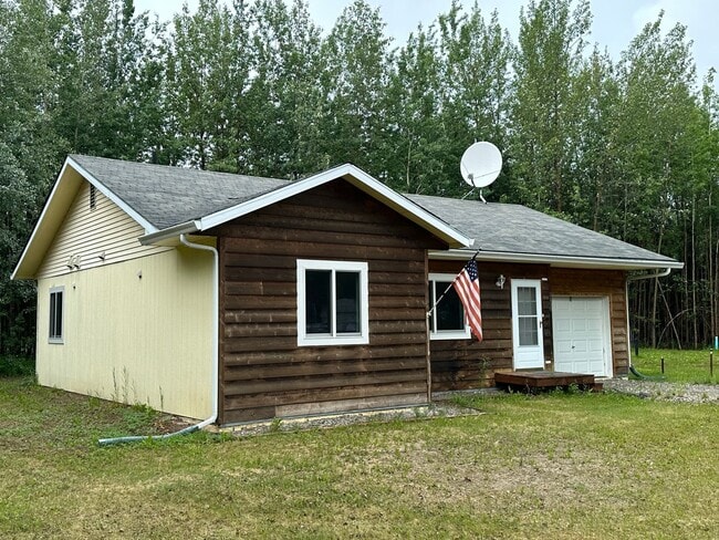 Building Photo - 2 Bed/ 2 Bath Single Family Home With a Ga...