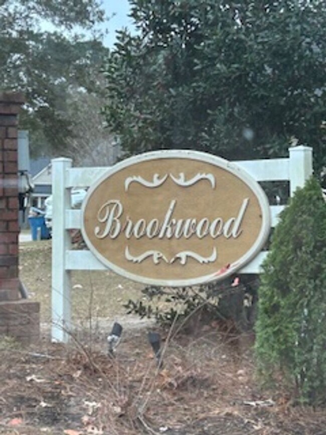 Building Photo - Quaint 3BR /2BA home with new carpet!