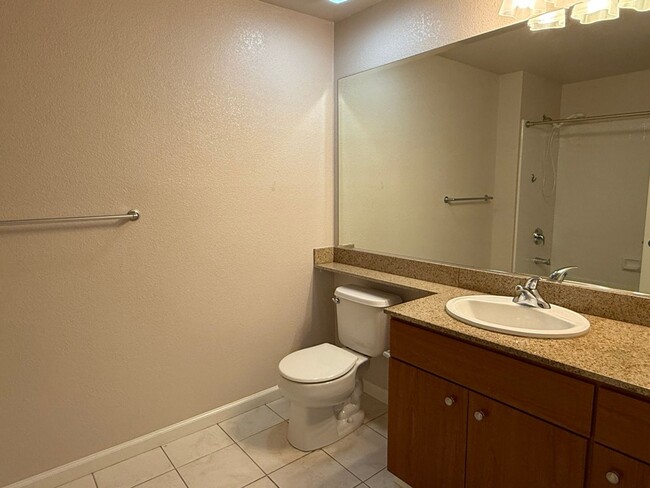 Building Photo - Beautiful 2 Bedroom 2 Bath Condo in the De...