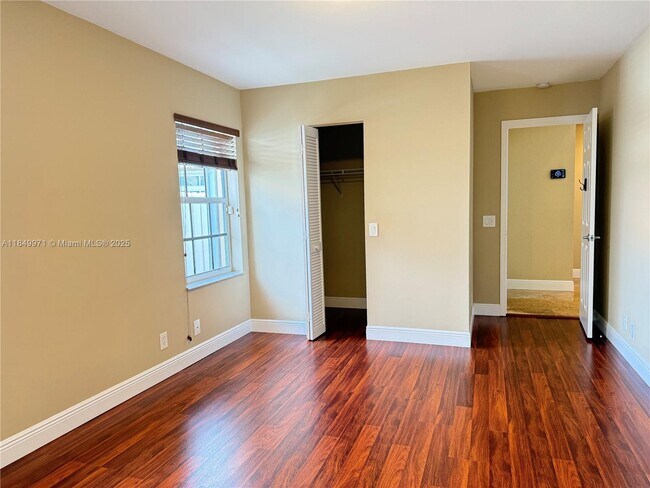 Building Photo - 807 Heritage Dr
