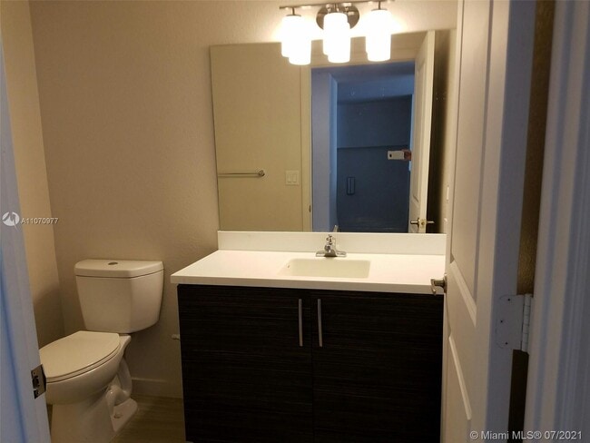 Building Photo - 805 SE 3rd Ave