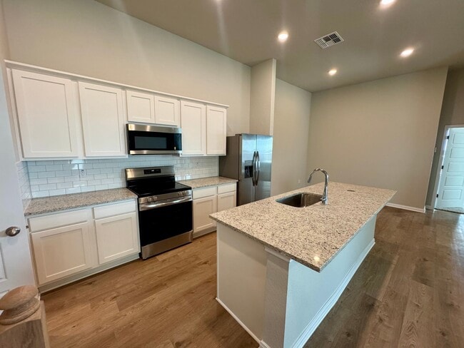 Building Photo - Stunning 4x2.5 Luxury Duplex in Buda, TX!