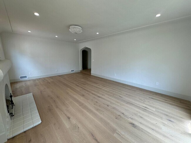 Building Photo - 424 N Orange Dr
