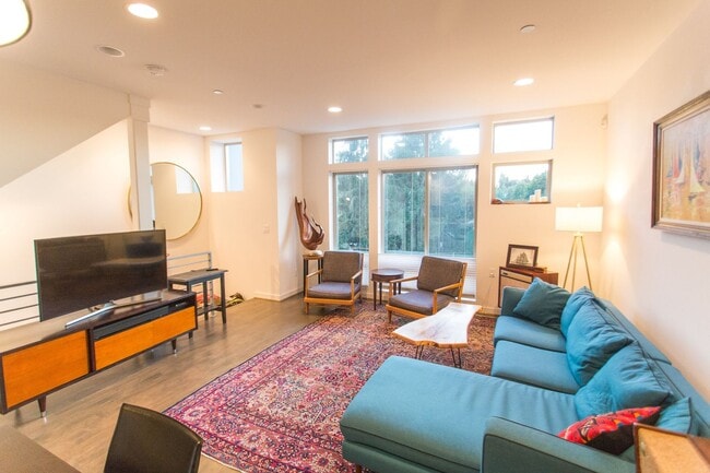 Building Photo - Greenwood Townhome