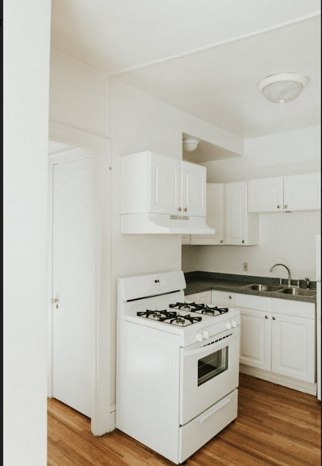 Building Photo - 2216 Harriet Ave
