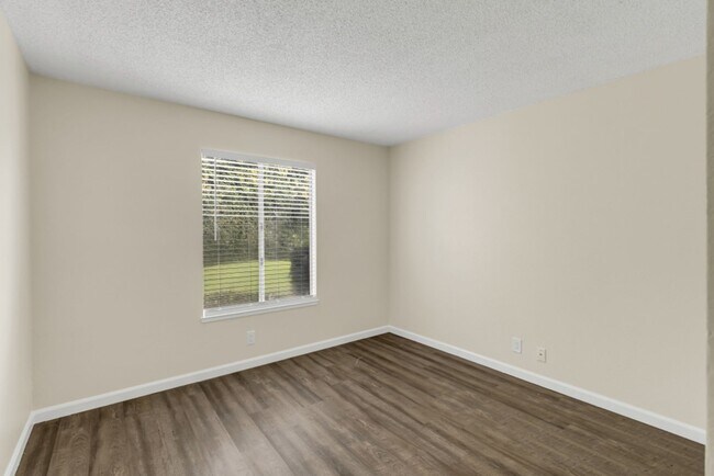 Building Photo - Great 2 Bedroom Condo in Gated Community