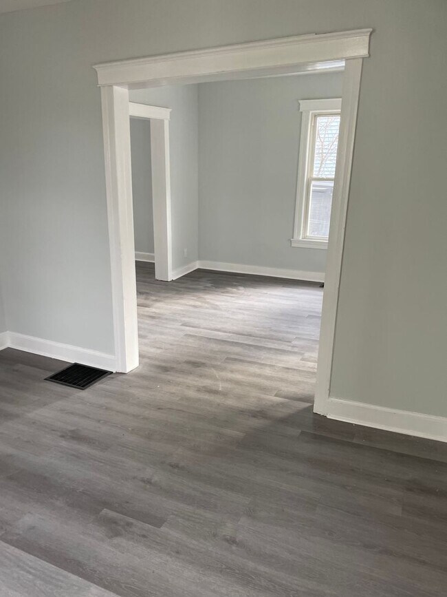 Building Photo - Spacious Home in a Great Neighborhood