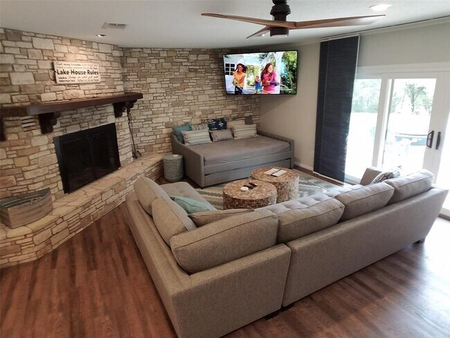 Building Photo - 2055 Island View Dr
