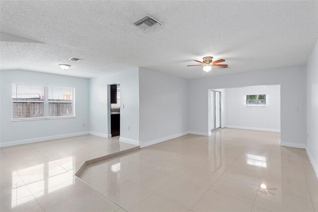 Building Photo - 842 SW 68th Ave