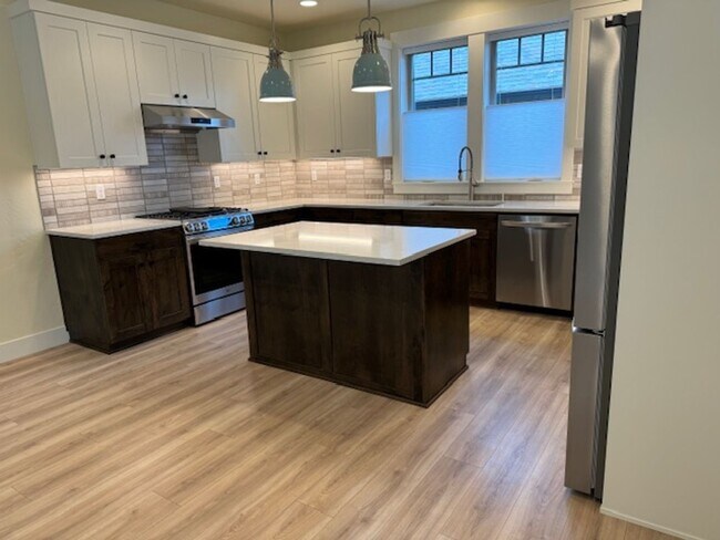 Building Photo - Brand New Home in NW Crossing with Professional office space!