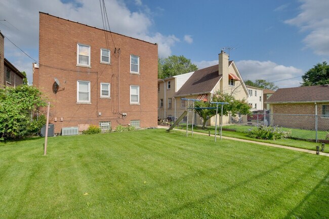 Building Photo - 10508 S Claremont Ave