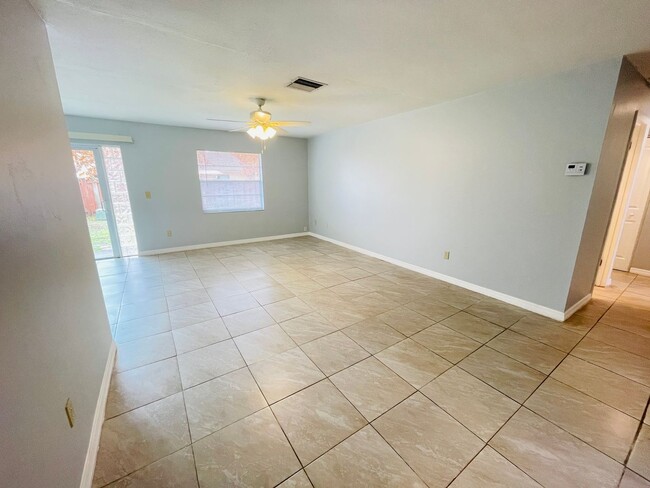 Building Photo - Charming 3 Bedroom, 2 Bathroom Home in Orlando! Only 20 Minutes from Disney World!! Ready For mov...