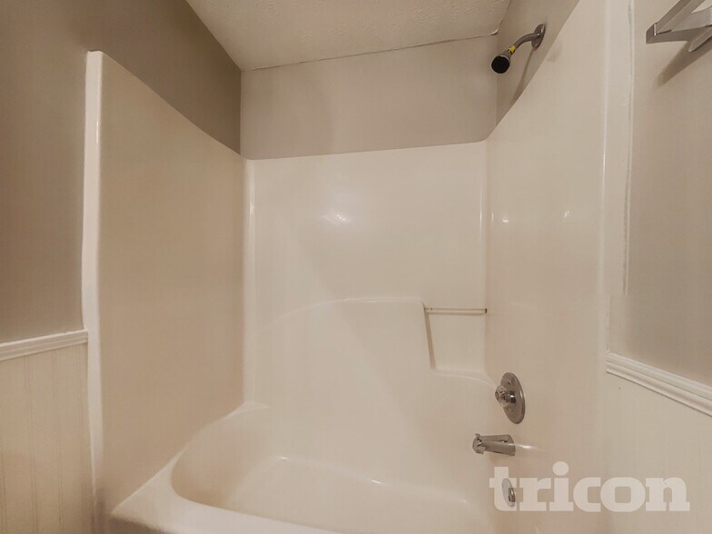 Building Photo - 15 Woodwind Dr