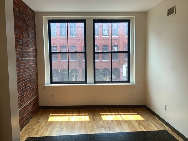 Building Photo - 105-107 Washington Street-Unit 5