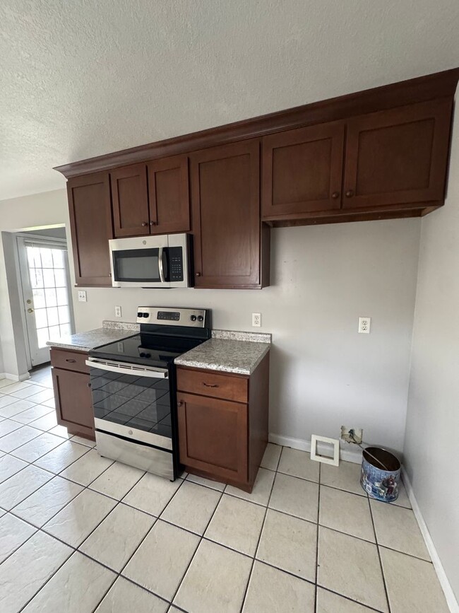 Building Photo - 3/2 In Bay Available now