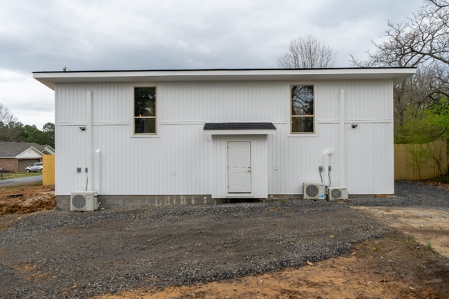 Building Photo - 2 Earl Dr