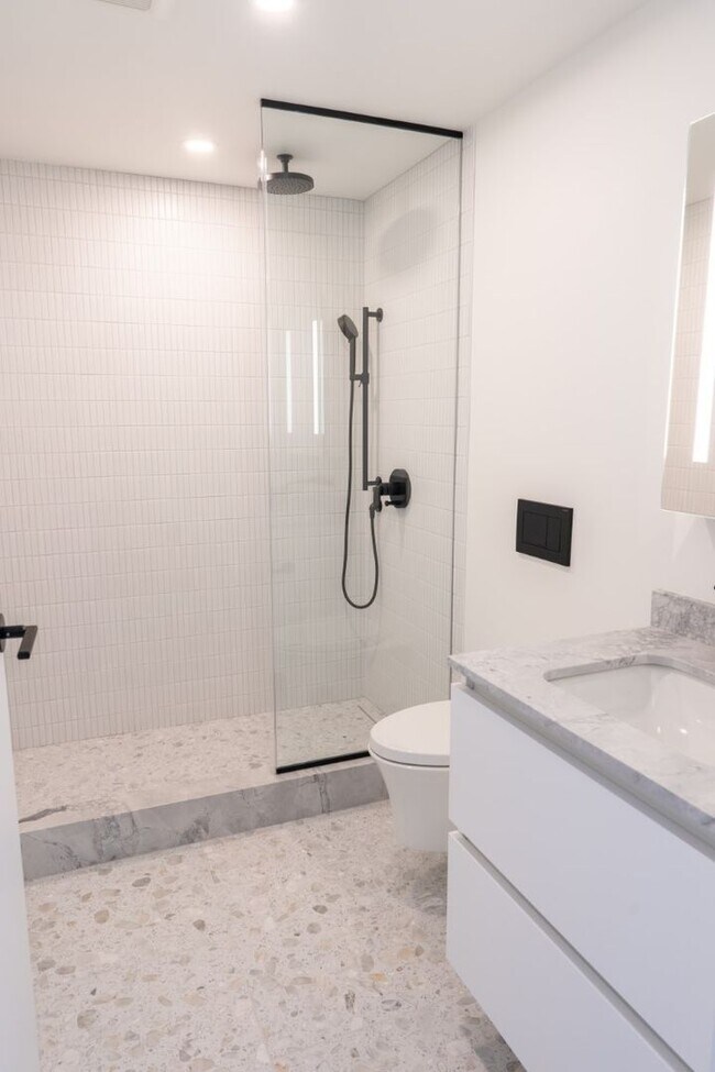 Building Photo - 2Bd/2Ba Seattle Condo