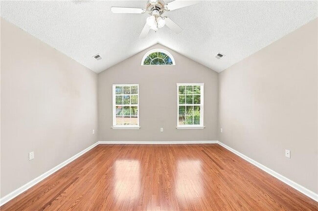 Building Photo - 3204 Village Ln