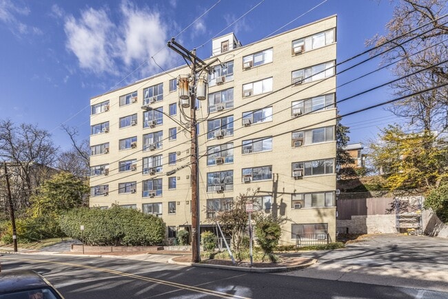 Building Photo - 3901 Tunlaw Rd NW