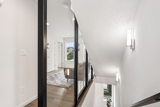 Building Photo - Judkin Parks Townhome