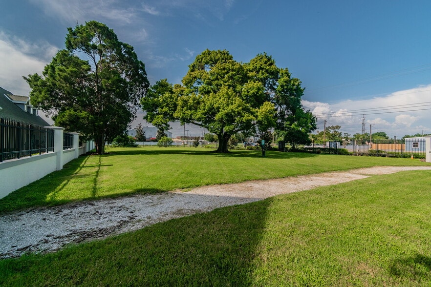 Large fenced dog area - 4543 Bay Spring Ct