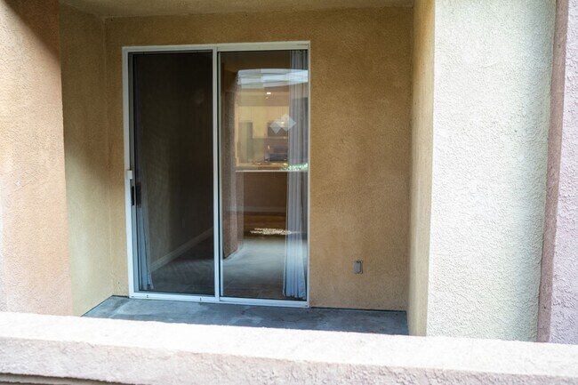 Building Photo - Ground floor spacious 2 Bedroom Condo near pool and gym