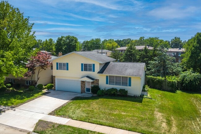 Building Photo - Large Updated 4-Bedroom Home for Rent – Moline