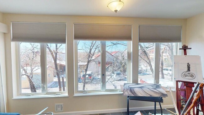 Building Photo - Large Centrally located townhome